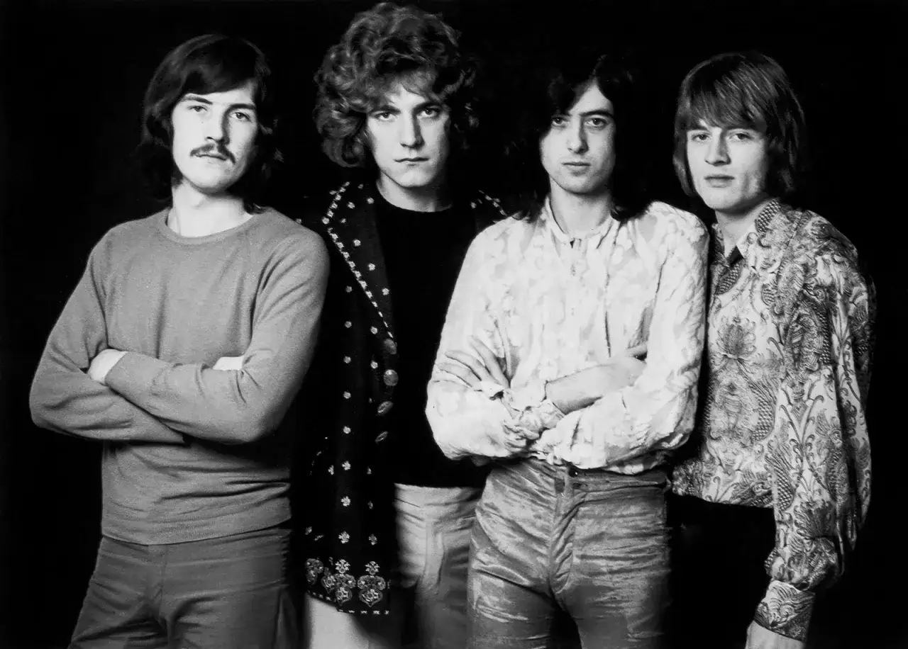Członkowie Led Zeppelin: John Paul Jones, Robert Plant, Jimmy Page i John Bonham pozują do zdjęcia.