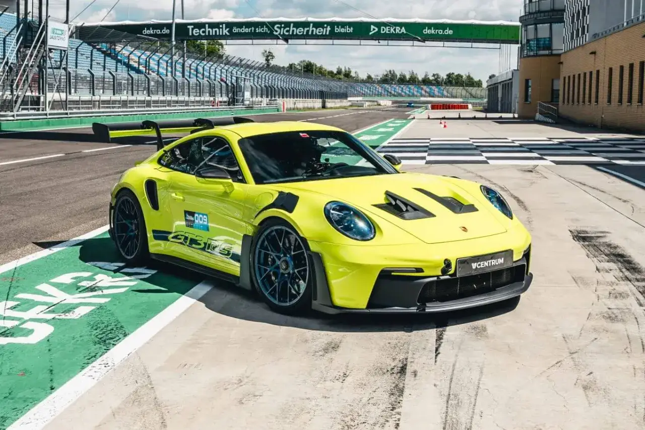 Żółty Porsche 911 GT3 RS na torze wyścigowym. Sprawdź porsche 911 gt3 rs cena i możliwości tego potwora.