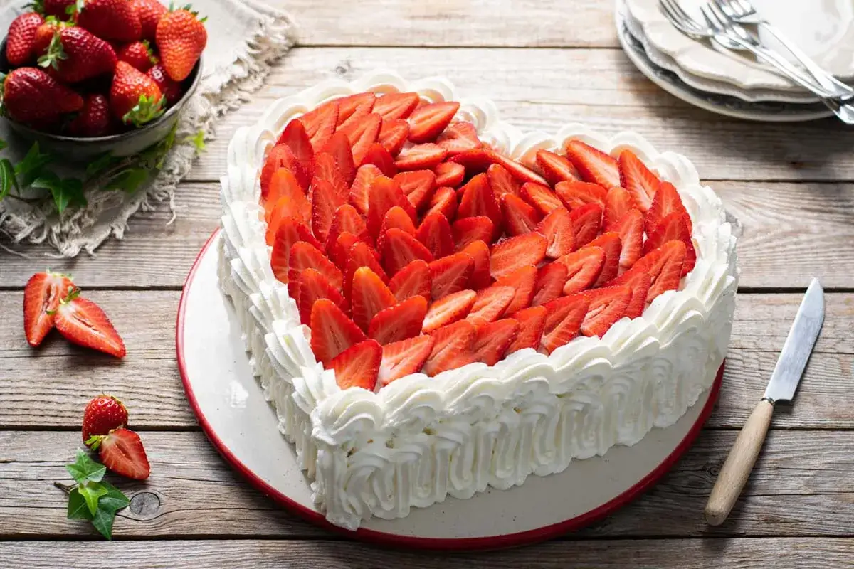 Cuore di panna e fragole, una deliziosa torta alle fragole perfetta per ogni occasione.