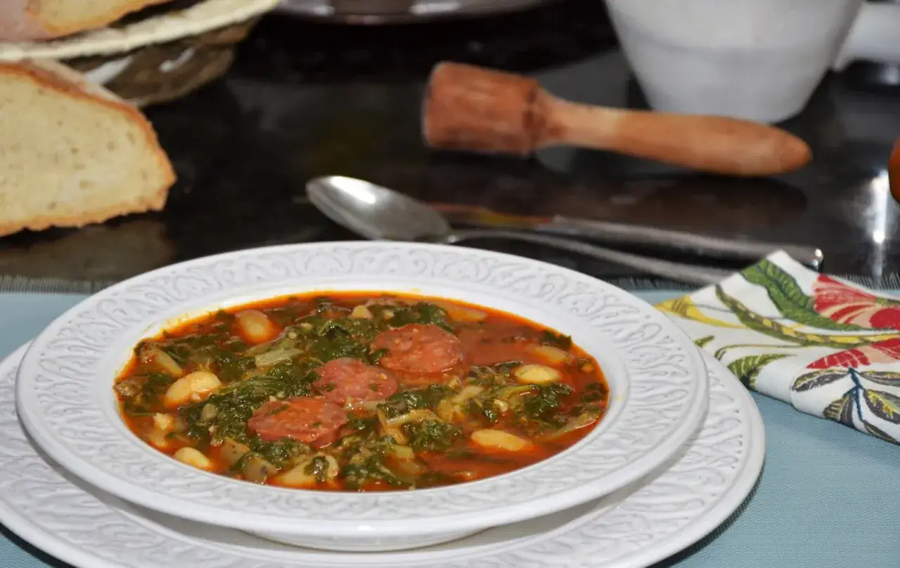 Un plato humeante de un guiso casero con acelgas, chorizo y alubias. &iexcl;Perfecto para probar recetas con acelgas!