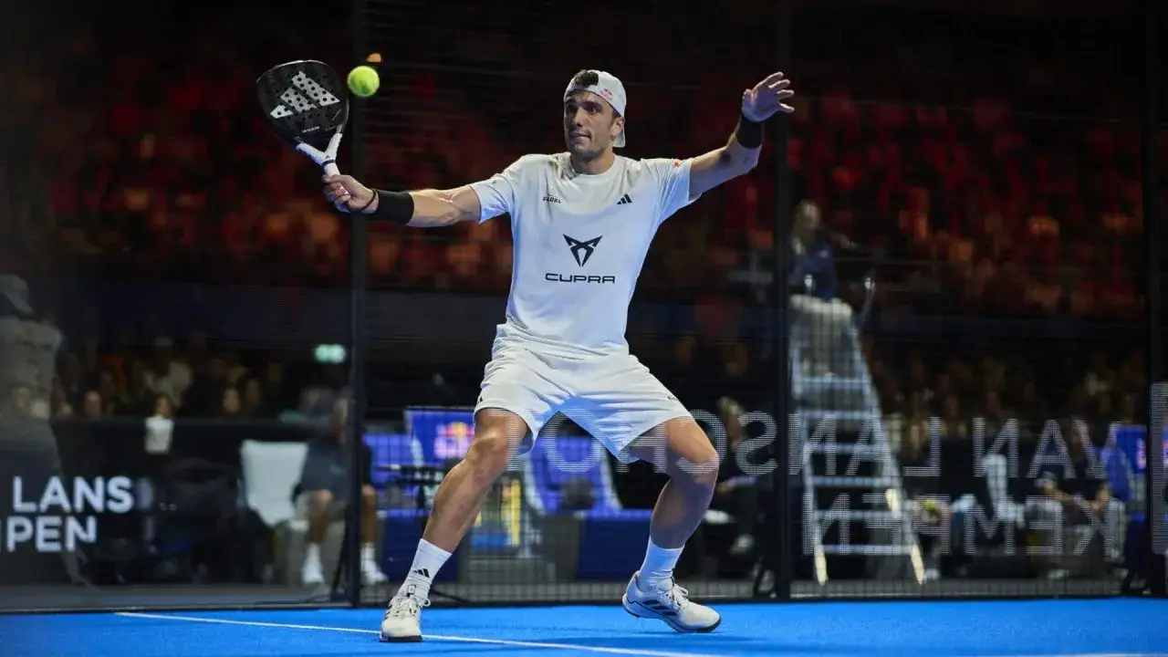 Ale Galán in azione, con le sue scarpe da padel Adidas che lo aiutano a scattare sul campo blu.