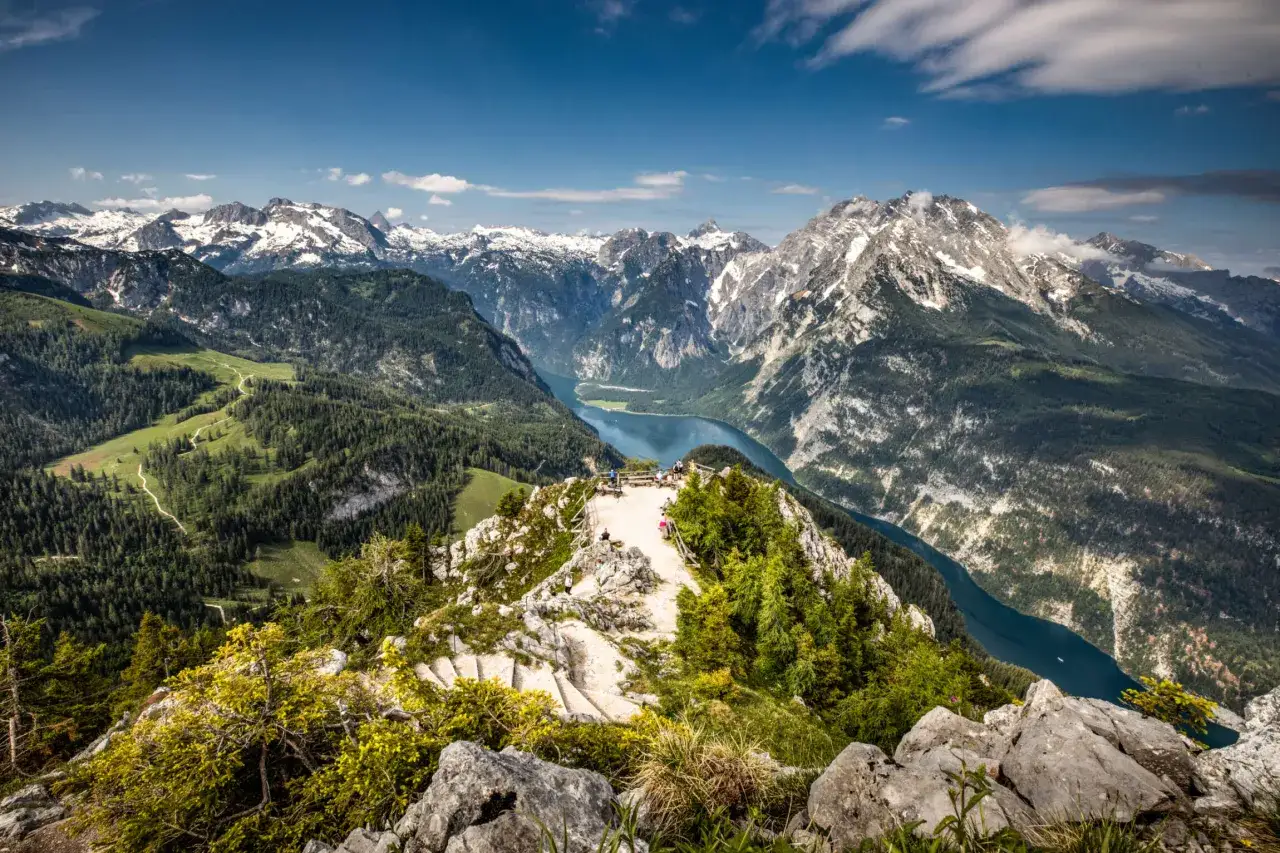 Atemberaubender Blick vom Gipfel: Hier sieht man, was man in Berchtesgaden machen kann &ndash; Wandern, Aussicht genie&szlig;en und die Natur erleben.