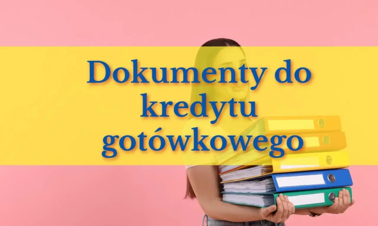 Kobieta trzyma stos segregatorów, przygotowując dokumenty do kredytu dla firm.