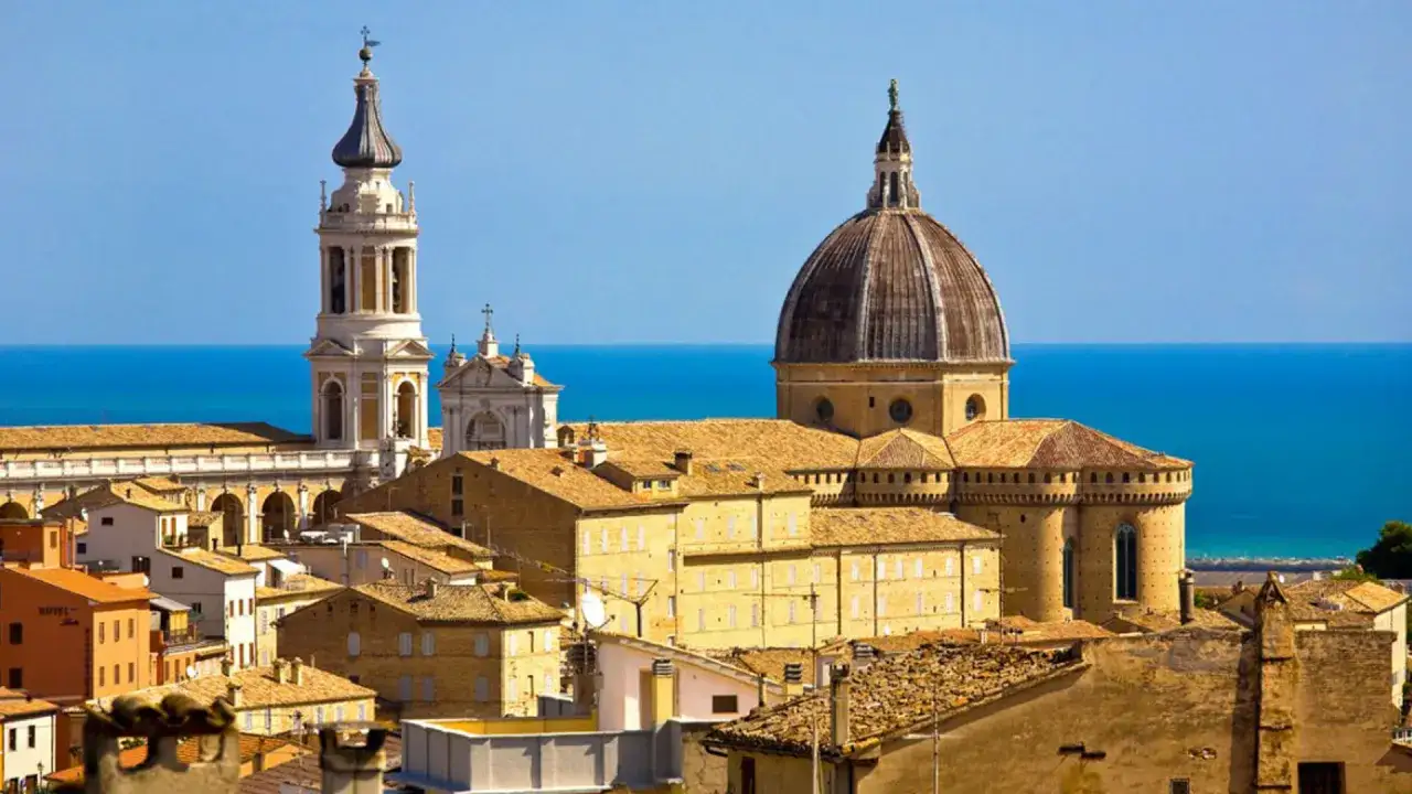 Il Santuario di Loreto, vicino ad Ancona, domina il mare Adriatico con la sua maestosa cupola e il campanile.
