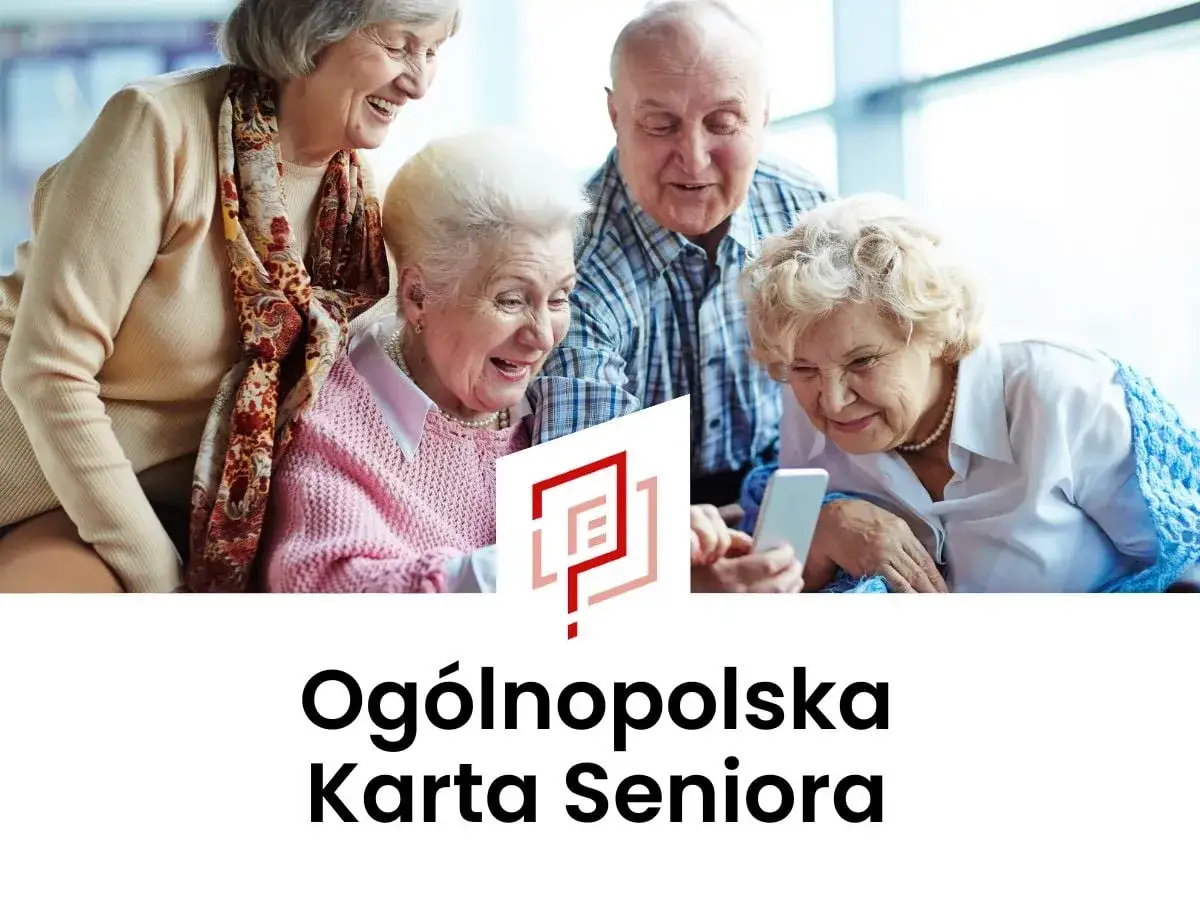 Uśmiechnięci seniorzy oglądają coś na telefonie. Dowiedz się, jak uzyskać kartę seniora i korzystać z jej przywilej&oacute;w.