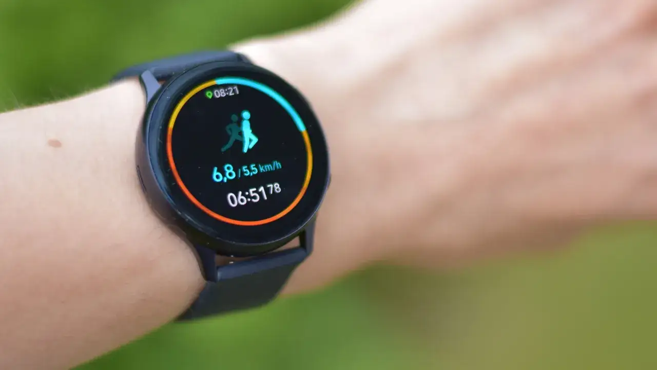 Smartwatch zeigt beim Laufen 5,5 km/h an. Das ist der Pace, also die Geschwindigkeit pro Kilometer.