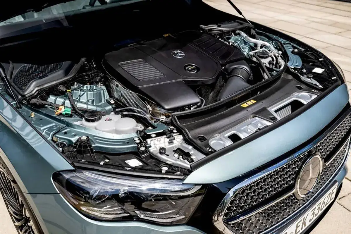 El compartimento del motor de un Mercedes Clase E, mostrando el **mejor motor Mercedes Clase E** en su interior, con componentes limpios y organizados.
