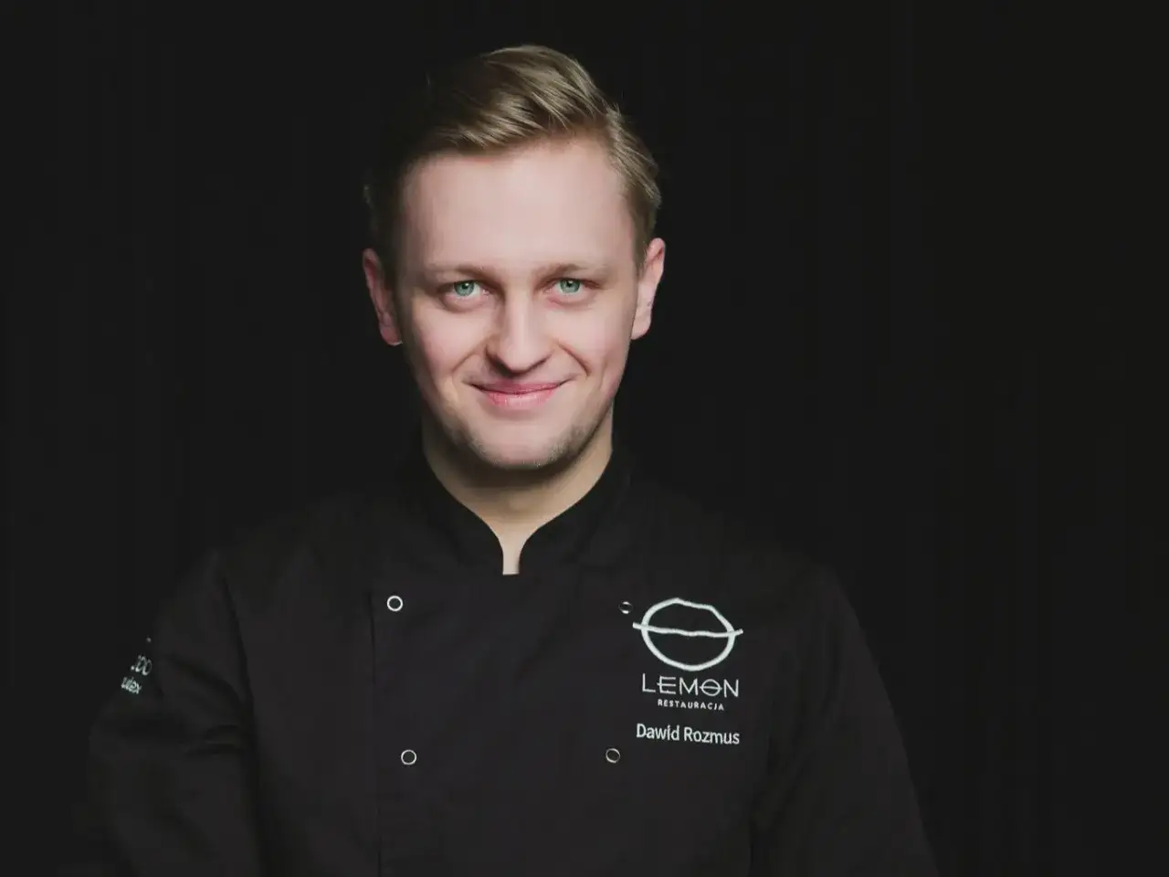 właściciel restauracji rozmawiający z zespołem barman&oacute;w