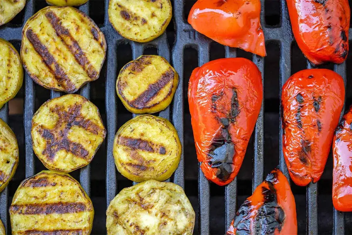 Gegrillte Paprika und Zucchinischeiben für ein leckeres Paprika Antipasti Rezept Pfanne.