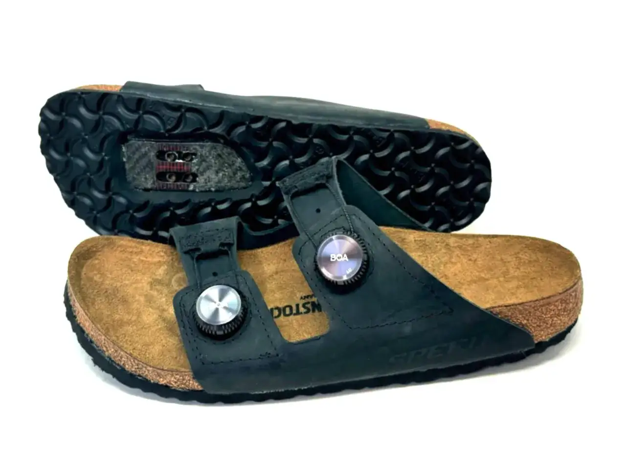 Schwarze Birkenstock-Sandalen mit BOA-Verschluss und Fahrradpedal-Aufnahme. Ob man damit Auto fahren darf, ist fraglich.