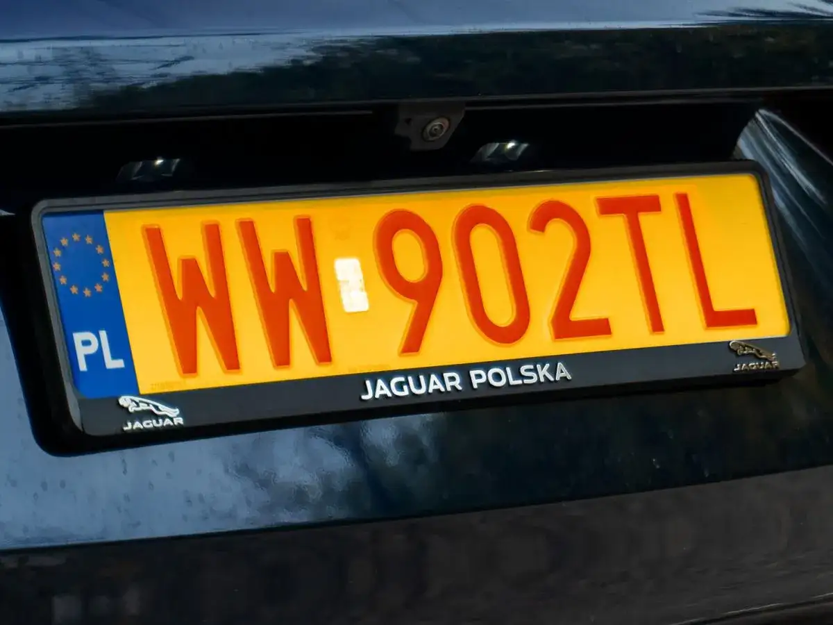 Nowe tablice rejestracyjne z oznaczeniem WW 902TL na samochodzie Jaguar.