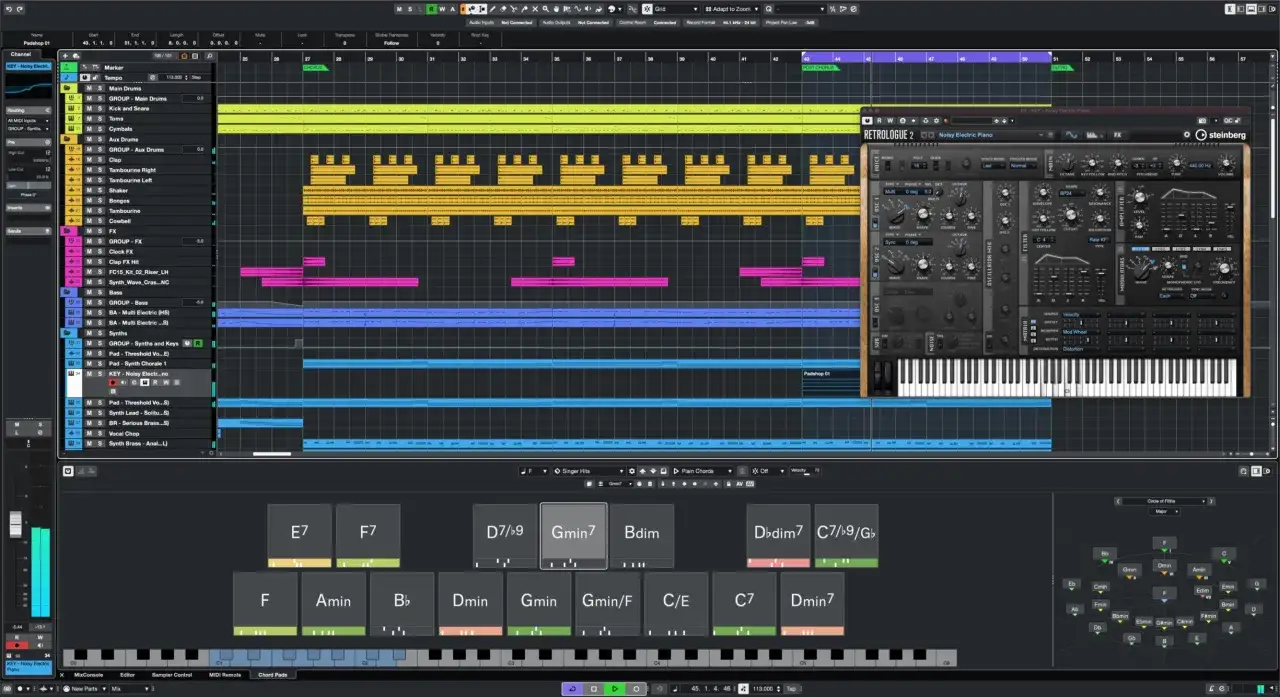 Program DAW z widocznym edytorem MIDI, wirtualnym syntezatorem i padami akordów.