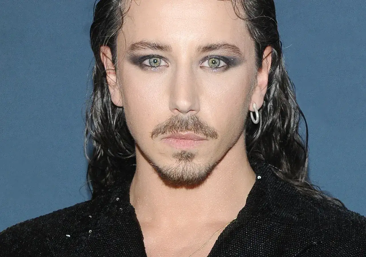 Michał Szpak z żoną, w stylizacji z mocnym makijażem oczu i biżuterią.