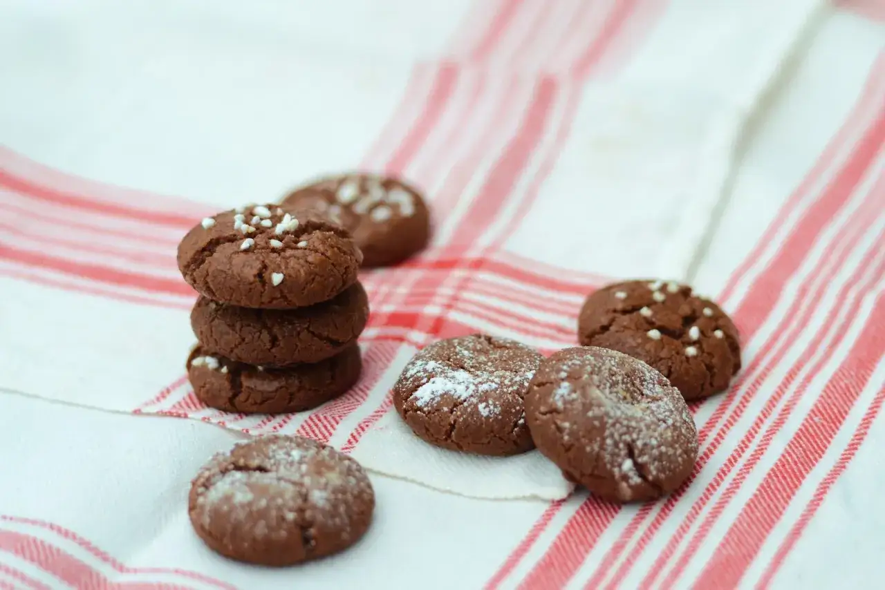 Mumsiga sega chokladsnittar med p&auml;rlsocker och florsocker p&aring; en randig duk. Perfekta till fikat!