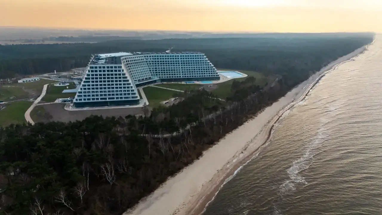 Nowy hotel nad morzem, przypominający schody, otoczony lasem. Zastanawiasz się, ile gwiazdek ma Gołębiowski?