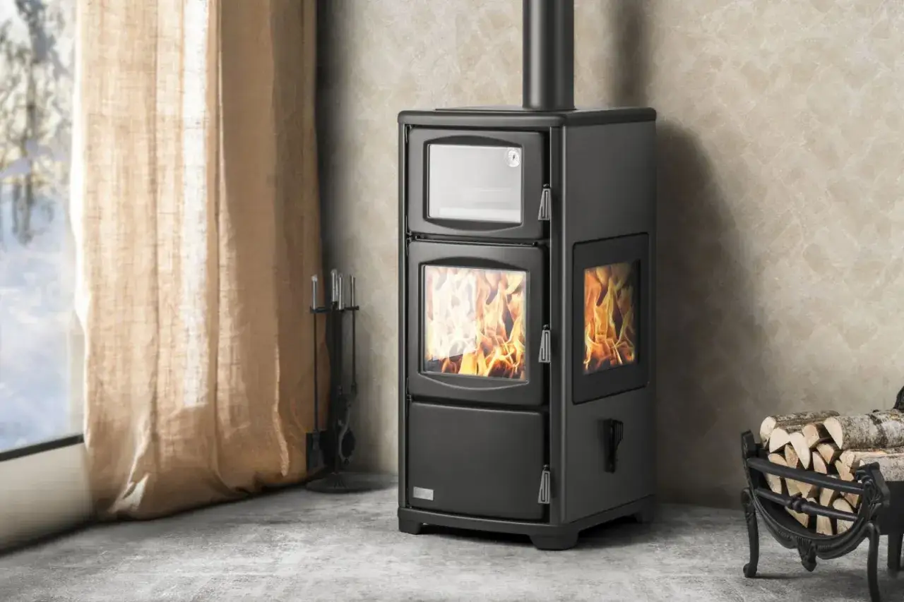 Ein moderner schwarzer Holzofen mit brennendem Feuer. Viele positive hwam classic 4 erfahrungen sprechen für dieses Modell.