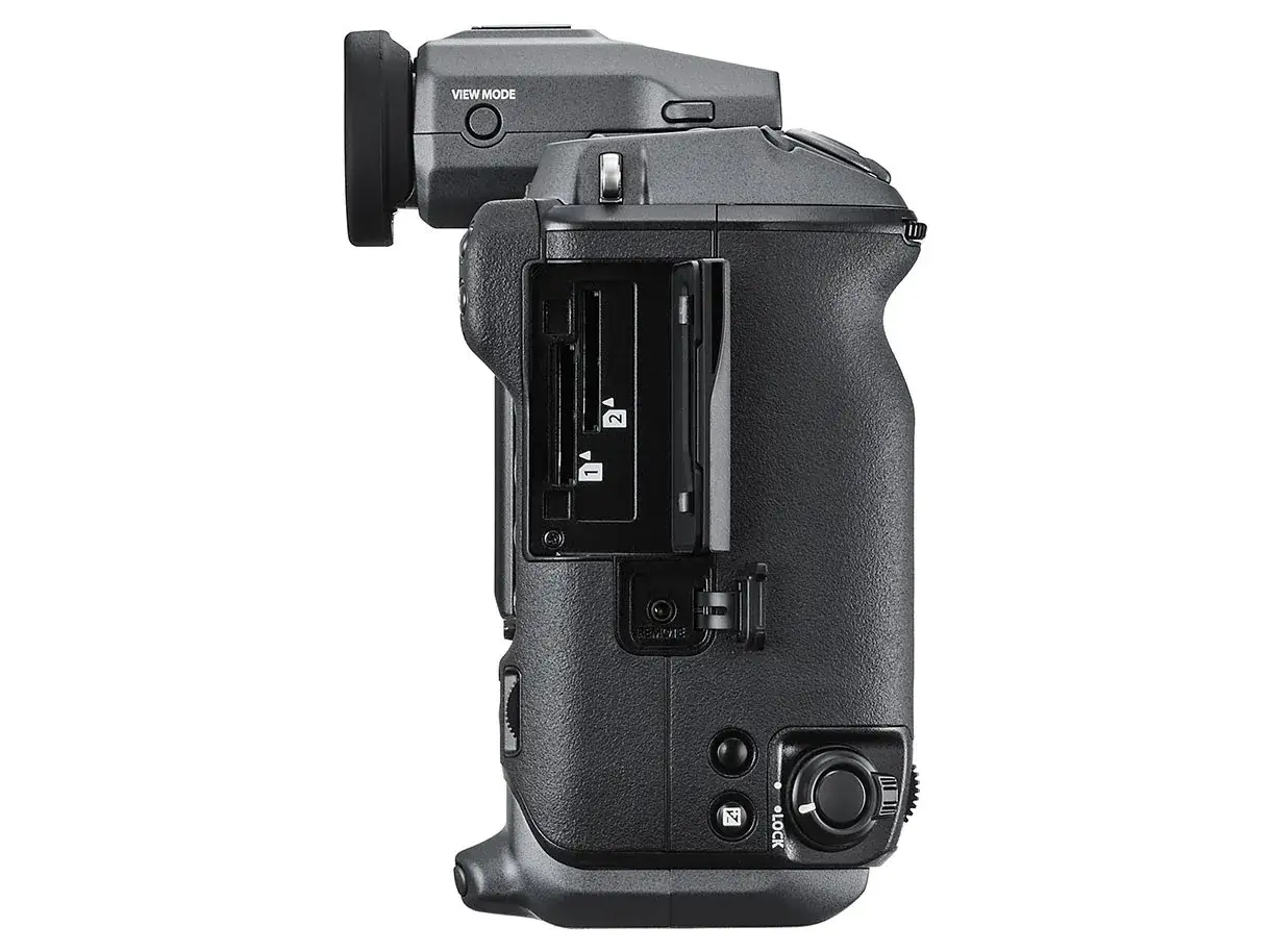 Czarny aparat Fujifilm średni format z dwoma slotami na karty pamięci i wizjerem.