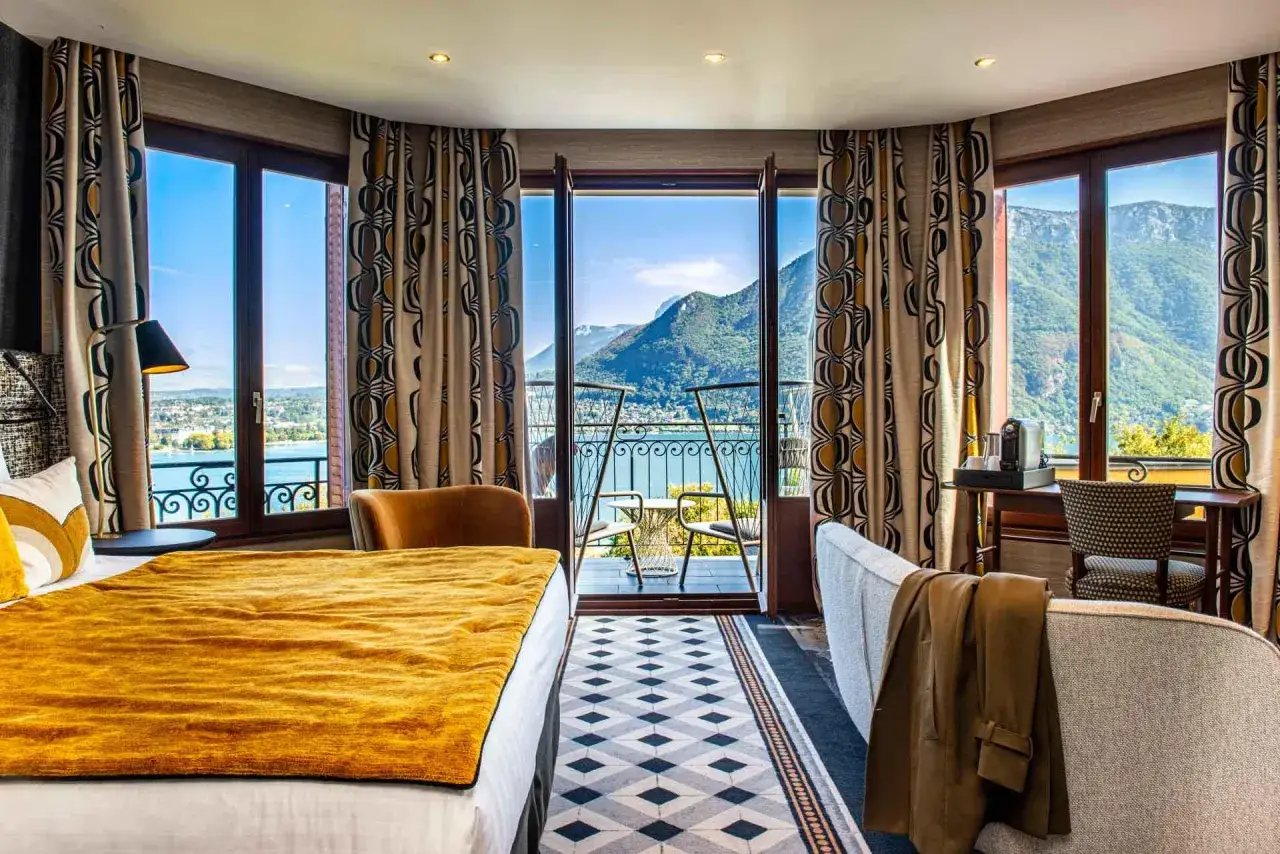 Intérieur chambre luxe vue lac Annecy
