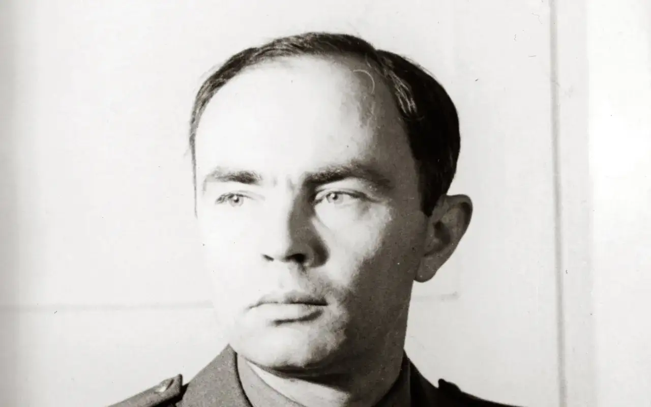 Portret mężczyzny w mundurze, zamyślony pruszyński prozaik.