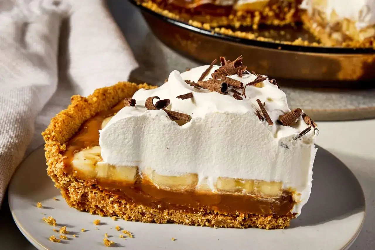 Tranche de banoffee pie traditionnel, garnie de cr&egrave;me fouett&eacute;e et copeaux de chocolat. Un d&eacute;lice &agrave; savourer !