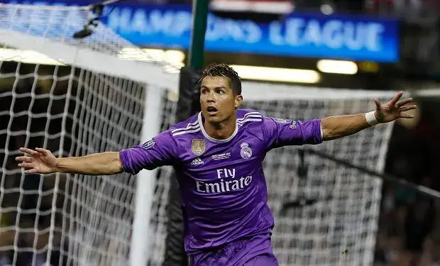 Cristiano Ronaldo celebrujący gola w koszulce Realu Madryt
