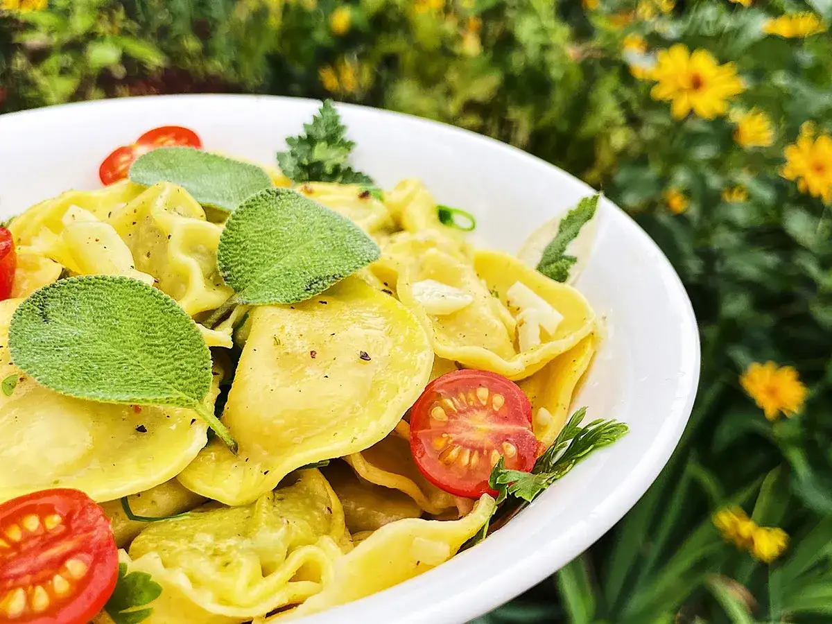 ugotowane tortellini w rosole, tortellini z sosem szałwiowym