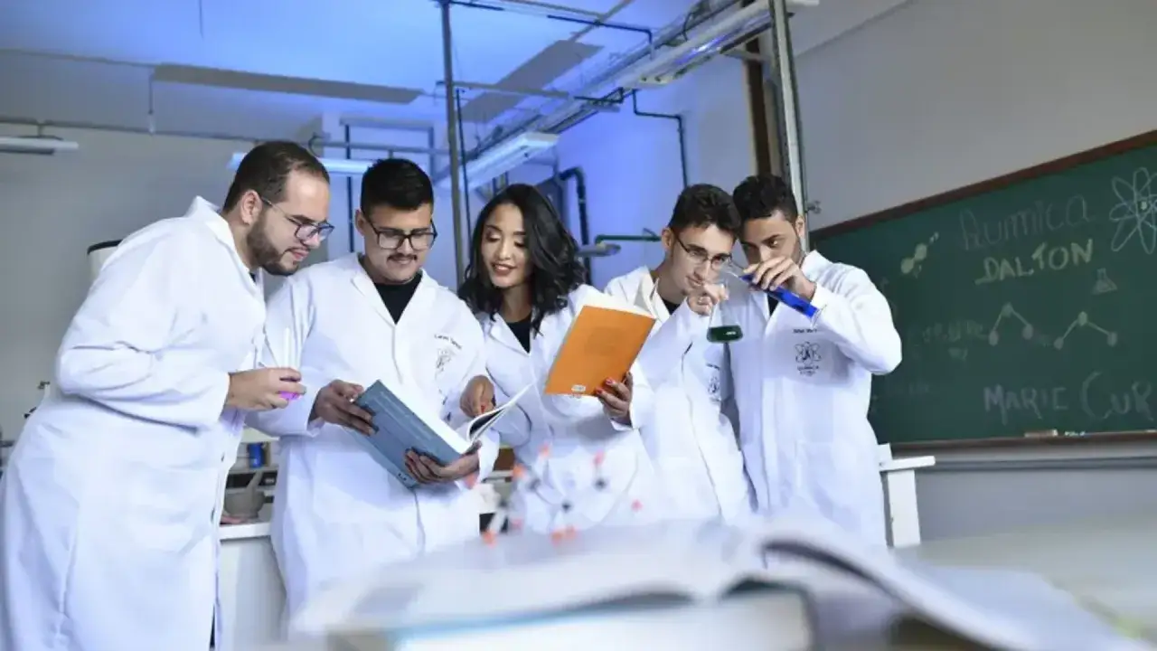 Studenci w kitlach badają chemię, ucząc się, gdzie najłatwiej dostać się na medycynę.