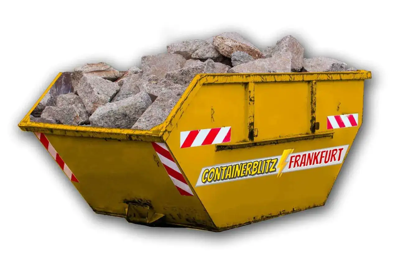 Gelber Container voller Bauschutt, bereit zum Bauabfall entsorgen. Beschriftung 