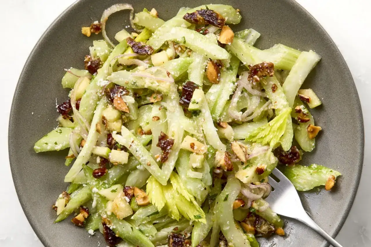 Frischer Stangensellerie-Salat mit Äpfeln, Nüssen und getrockneten Früchten. Ein leichtes Gericht, perfekt für viele stangensellerie rezepte.