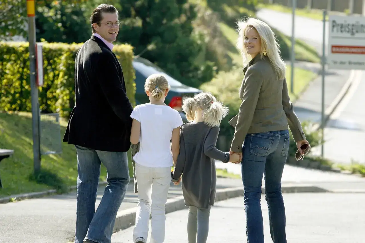 Die zu Guttenberg Familie geht Hand in Hand spazieren.