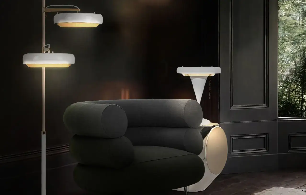 Nowoczesna sofa i lampy, prawdziwe ikony designu, tworzą elegancką przestrzeń.