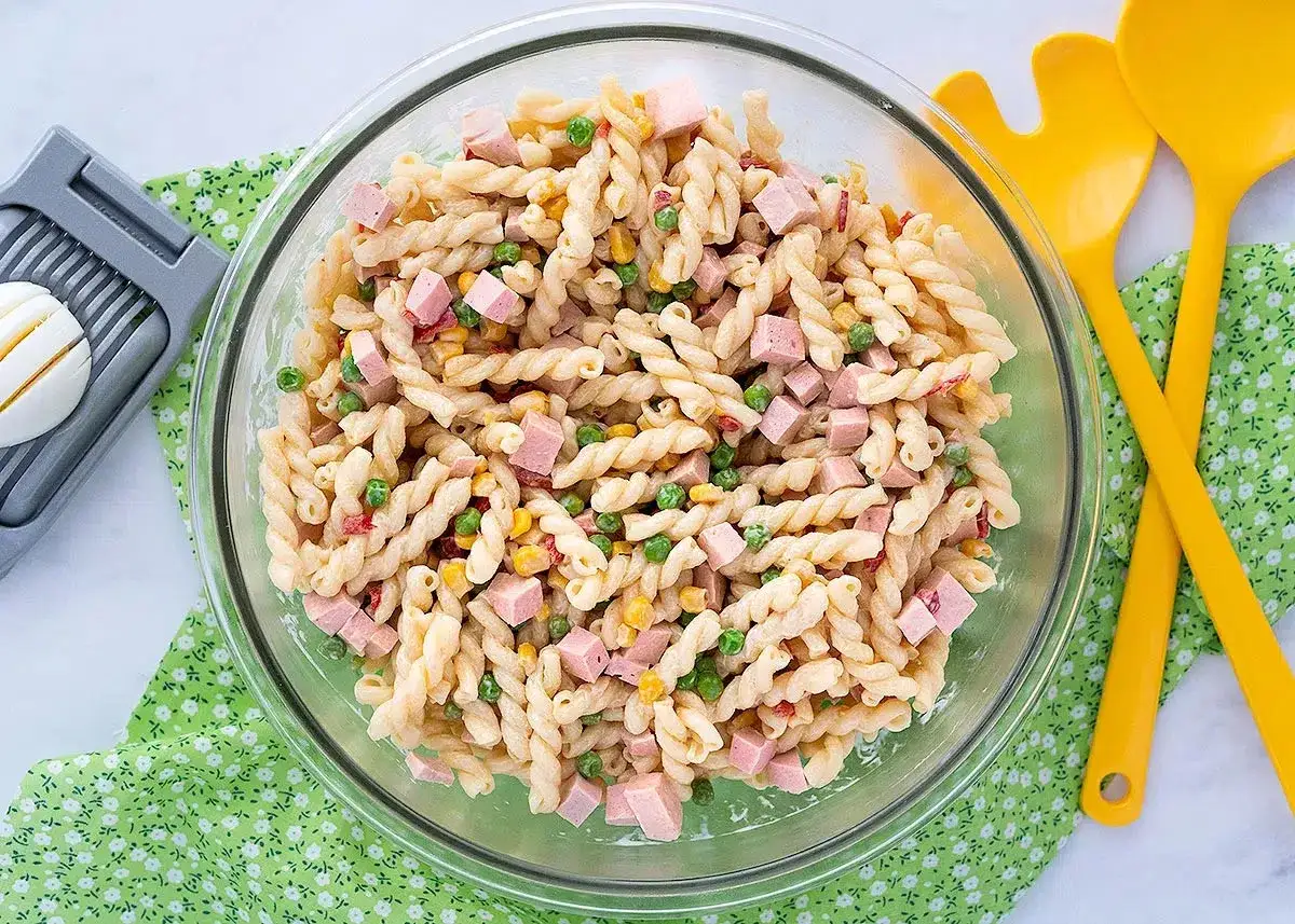 Ensalada de pasta con jam&oacute;n, guisantes y ma&iacute;z, cremosa y deliciosa. Perfecta para tu pr&oacute;xima receta ensalada de pasta con mayonesa.