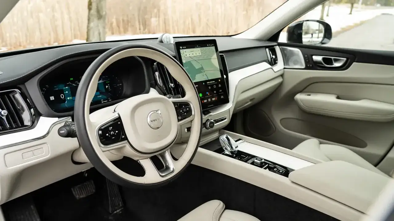 Interior del Volvo XC60. Volante, pantalla táctil central y asientos de cuero claro. Mi opinión: ¡un diseño elegante y moderno!