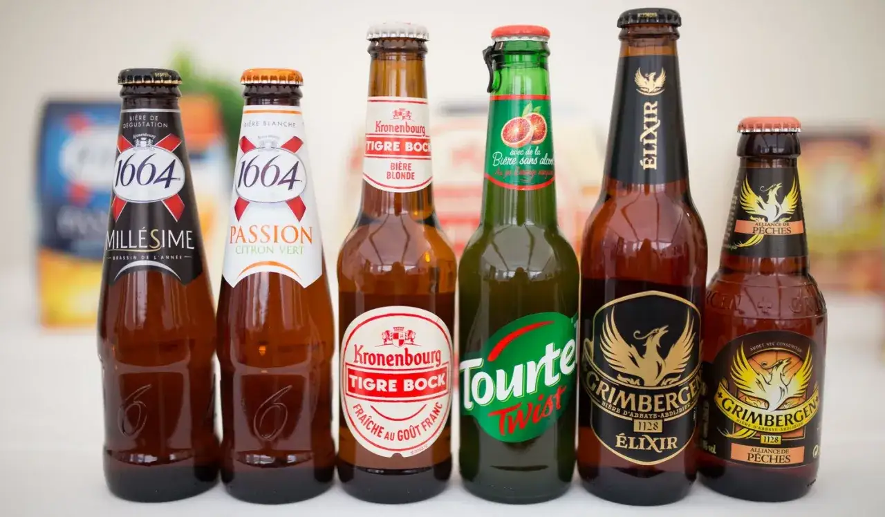 Six bouteilles de bi&egrave;re : 1664 Mill&eacute;sime, 1664 Passion Citron Vert, Kronenbourg Tigre Bock, Tourte Twist, Grimbergen Elixir et Grimbergen Alliance de P&ecirc;ches.