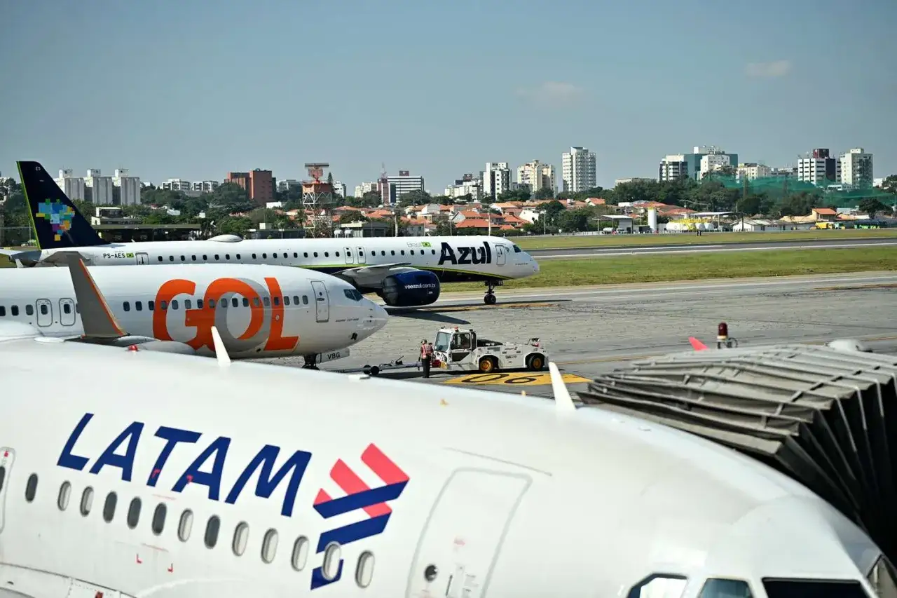 Samoloty GOL, Azul i LATAM na lotnisku. Zastanawiasz się, ile się leci do Brazylii?