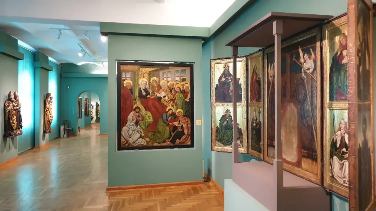 Alte Gem&auml;lde und Skulpturen im Breslau Museum.