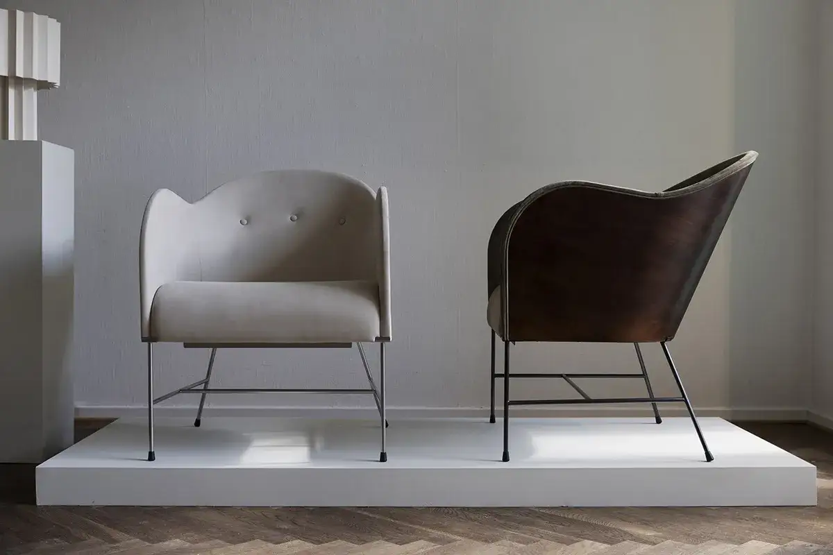 Tv&aring; f&aring;t&ouml;ljer, en ljus och en m&ouml;rk, som p&aring;minner om Mats Theselius design. Stilren inredning.