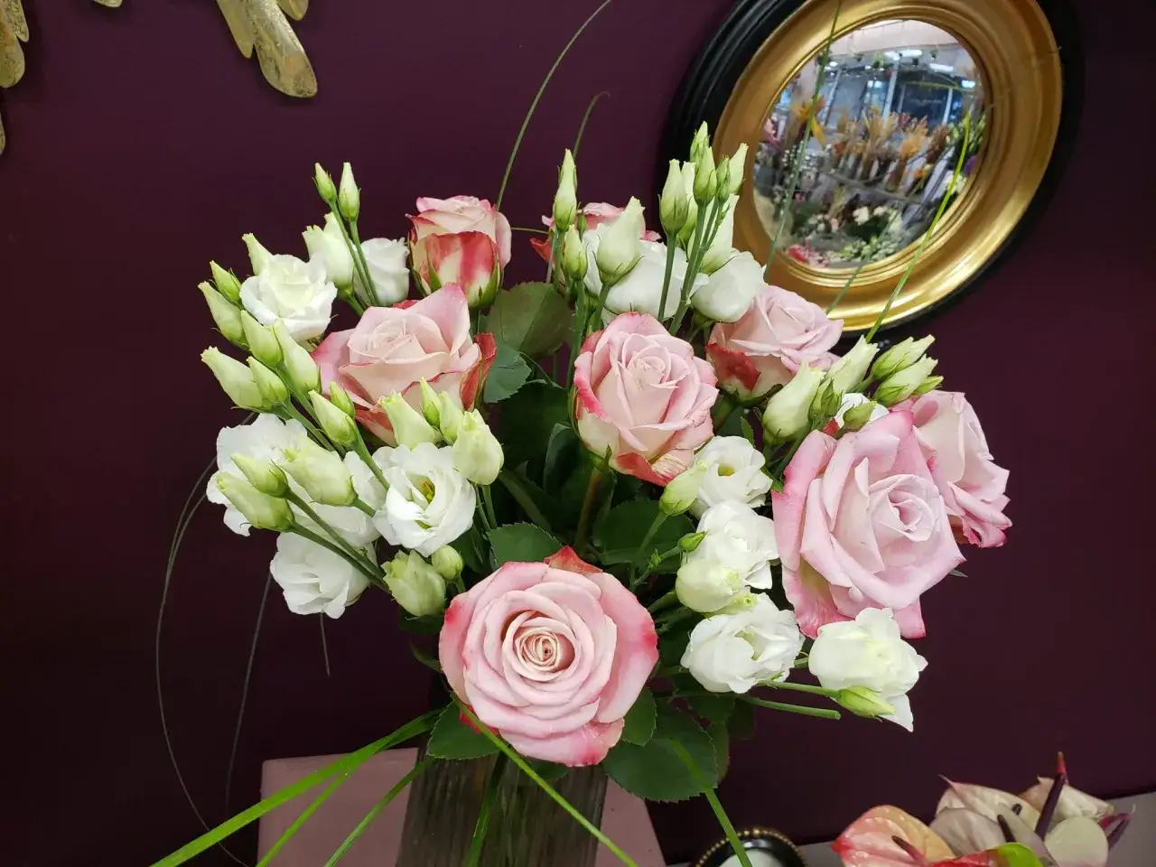 Un bouquet de roses roses et de lisianthus blancs, symbolisant la gratitude et l'&eacute;l&eacute;gance.