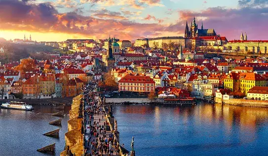 panoramiczny widok na Pragę z Mostem Karola i Hradczanami