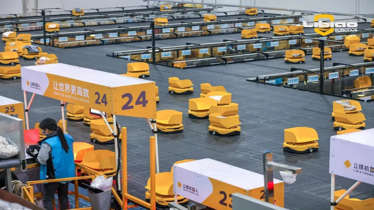 Nowoczesny magazyn z żółtymi robotami, które usprawniają pracę operatora logistycznego.