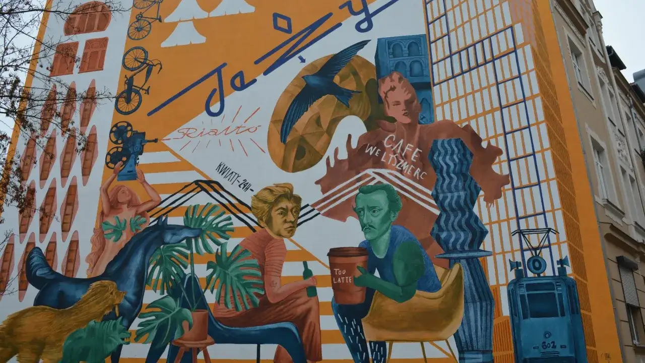 Kolorowy mural w Poznaniu przedstawia surrealistyczną scenę z ludźmi, zwierzętami i elementami architektonicznymi.