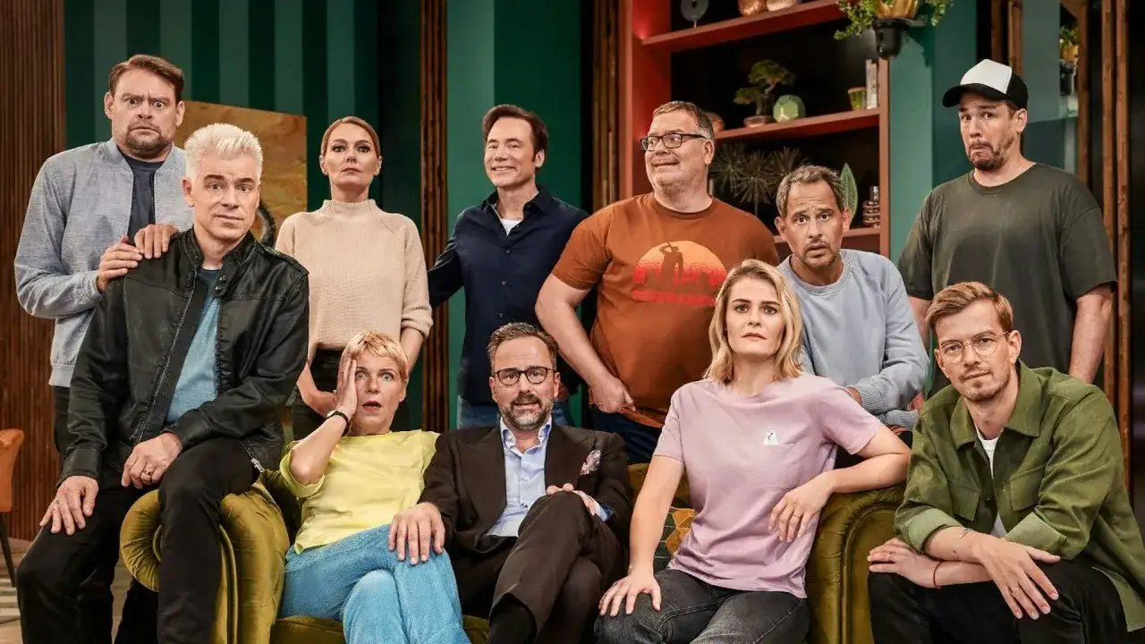 Die lol staffel 4 teilnehmer posieren für ein Gruppenfoto. Zehn Personen in verschiedenen Outfits und mit unterschiedlichen Gesichtsausdrücken sind zu sehen.