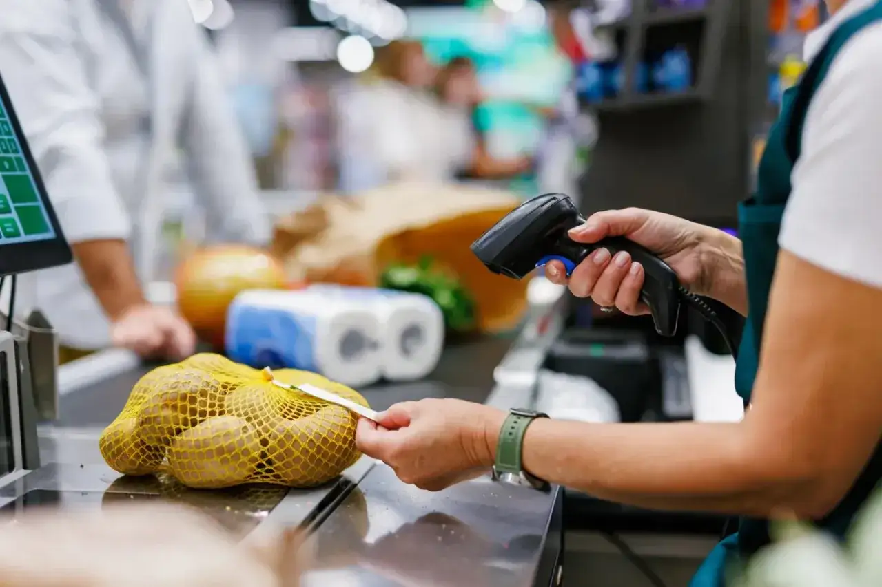 Pracownik Żabki skanuje ziemniaki. Zastanawiasz się, ile zarabia pracownik Żabki netto?
