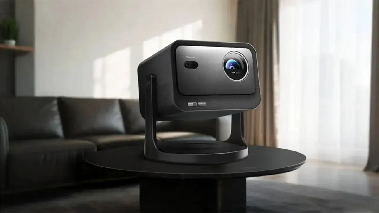 Nowoczesny projektor Hisense 4K na stoliku w salonie. Idealny, jaki projektor do domu dla kinomanów.