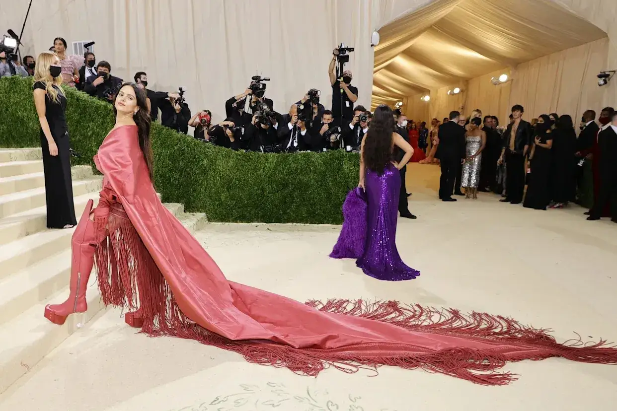 Rosalía deslumbra en la Met Gala con un espectacular vestido rosa con flecos y botas a juego.