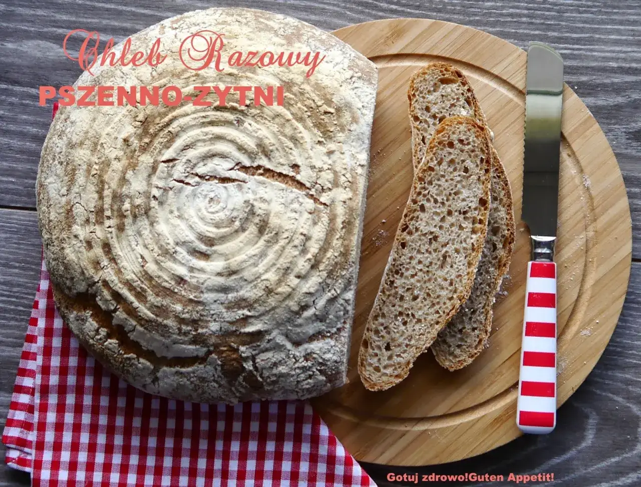 Chleb pszenno żytni, świeżo upieczony, z chrupiącą skórką i miękkim wnętrzem. Idealny na śniadanie.