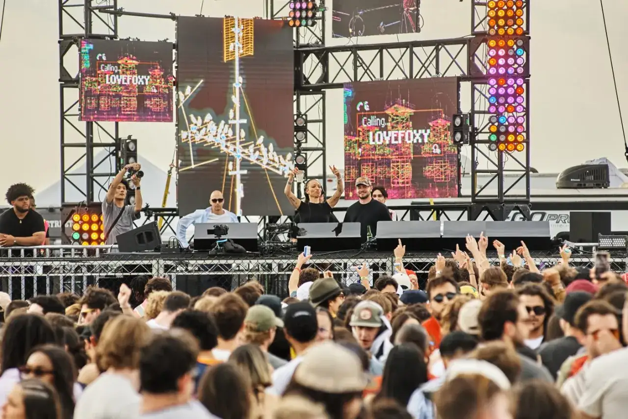 DJ set al festival, con il pubblico in delirio. Il b2b significato dj &egrave; la collaborazione tra artisti per creare un'esperienza unica.