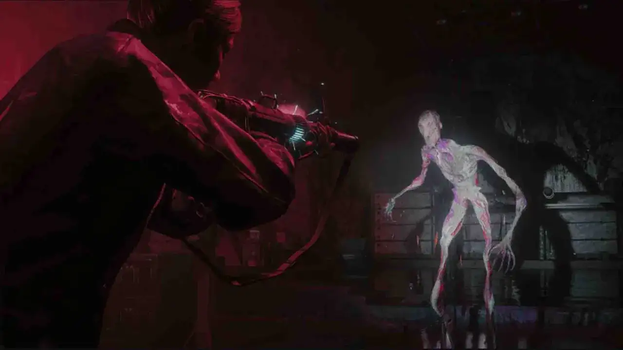 Postać z bronią mierzy do przerażającego, wychudzonego stwora w mrocznym otoczeniu. Scena z Alan Wake 2 DLC.