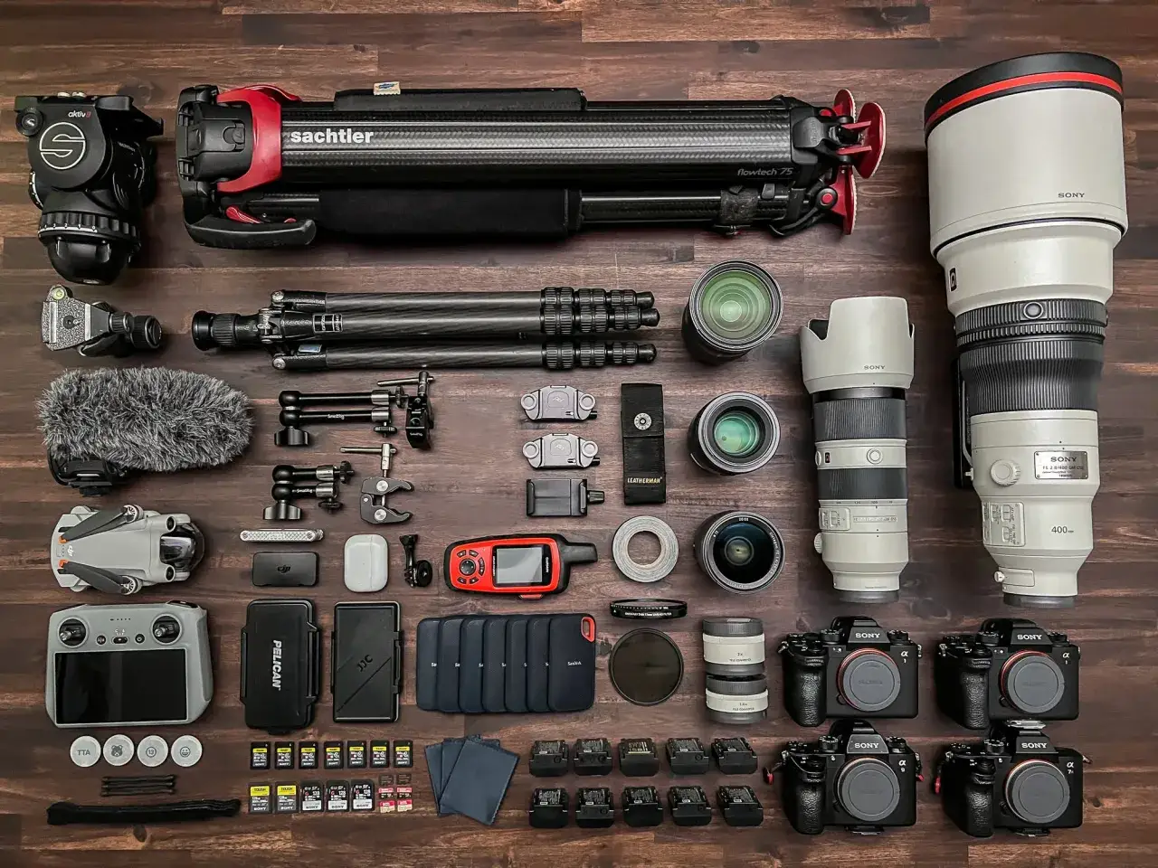 Matériel photo professionnel : trépied Sachtler, objectifs Sony, drones, et plusieurs appareils photo Sony a7s IV.