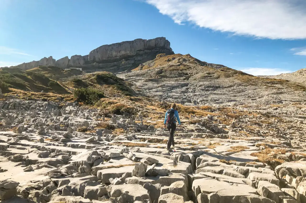Wanderin auf dem **Hohen Ifen** &uuml;ber steinige Wege.